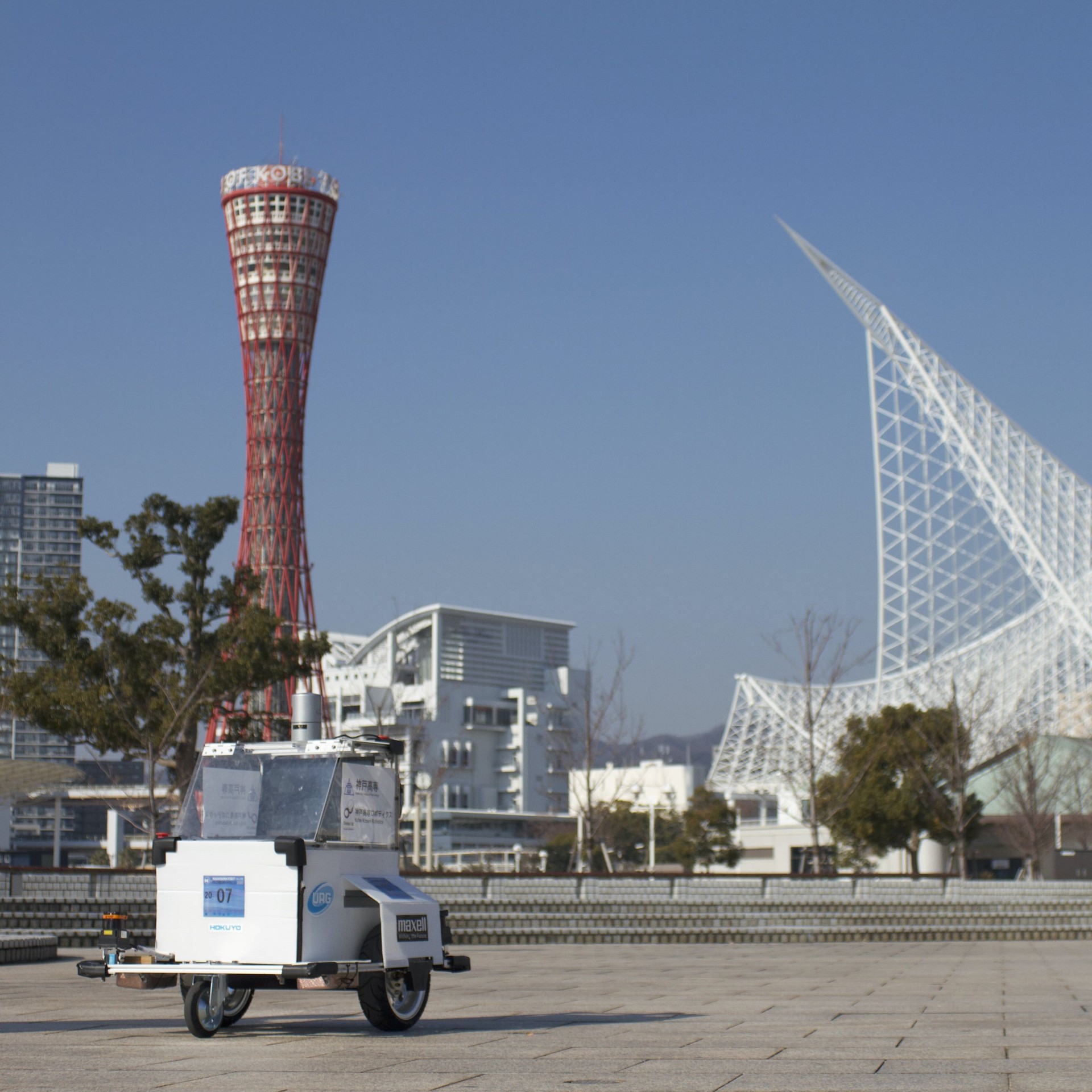 神戸の港を走行する自律移動ロボット Navit(oo)n